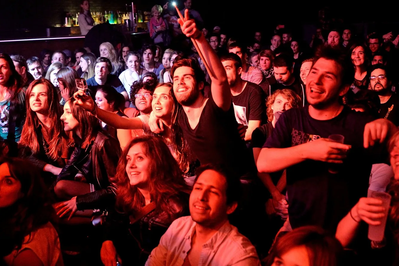 Público en un concierto en una sala